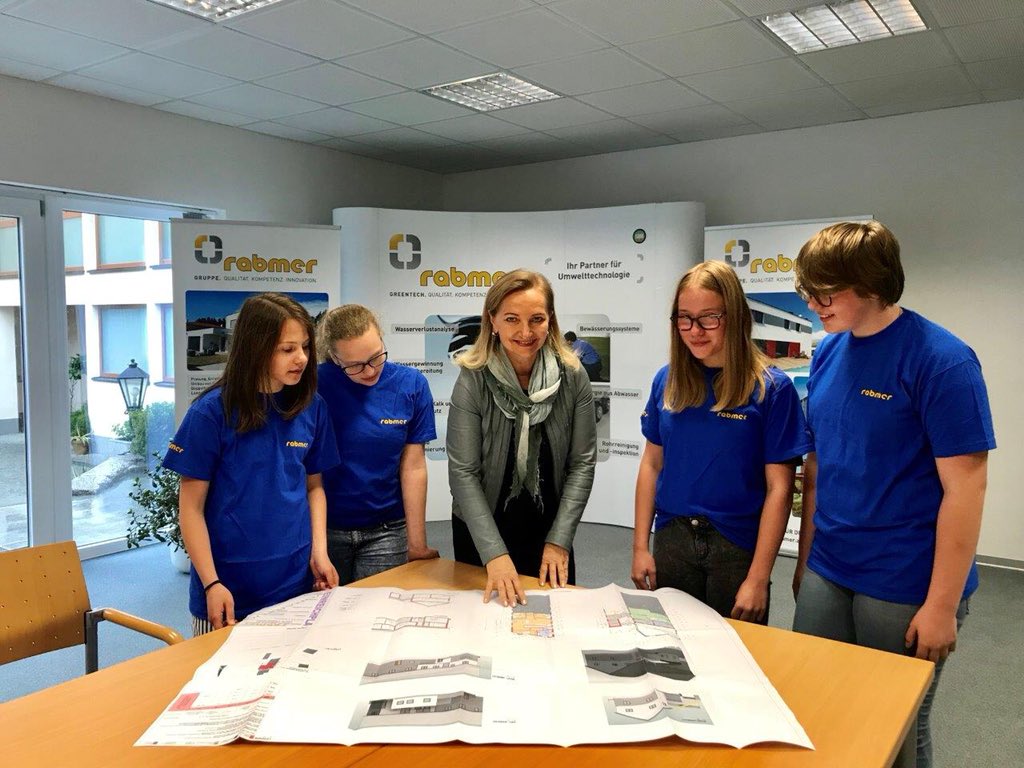 RabmerU's tweet photo. #GirlsDay: auch heuer verbrachten wieder 4 #Mädchen den Tag in meinem Unternehmen @RabmerGruppe und schnupperten dabei „Technikluft“ im Baubetrieb. Sie haben ein umfangreiches Programm absolviert: #Baggerfahren, #Planung, #Baustelle, hat sichtlich Spaß gemacht #TechnikmachtSpaß https://t.co/8oJWseQtLB