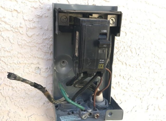 JohnstoneTMG's tweet image. #Disconnects are on the edge of being HVAC or electrical, but most places the HVAC technician is allowed to repair and replace disconnects. #JohnstoneSupply bit.ly/2FiQf8U #johnstonesupply #easy4thecontractor