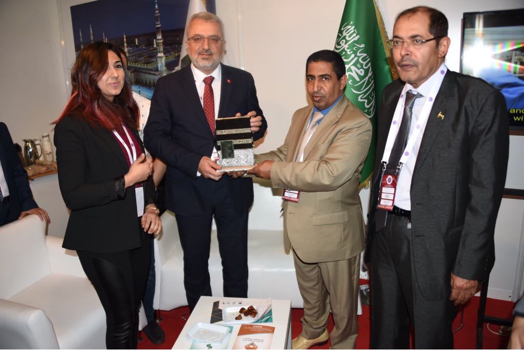 aliihsanslkm's tweet photo. #ICSG2018’de ziyaret ettiğimiz Suudi Arabistan Konsolosluğu standında 'Akıllı Şehircilik' konusundaki uygulamalarını inceledik. Ayrıca ziyaretimiz sırasında hediye edilen Kuran-ı Kerim için kendilerine çok teşekkür ederim. @DasdemirHuseyin @TCEnerji @igdaskurumsal #EPDK https://t.co/2oFjGdr4Mk