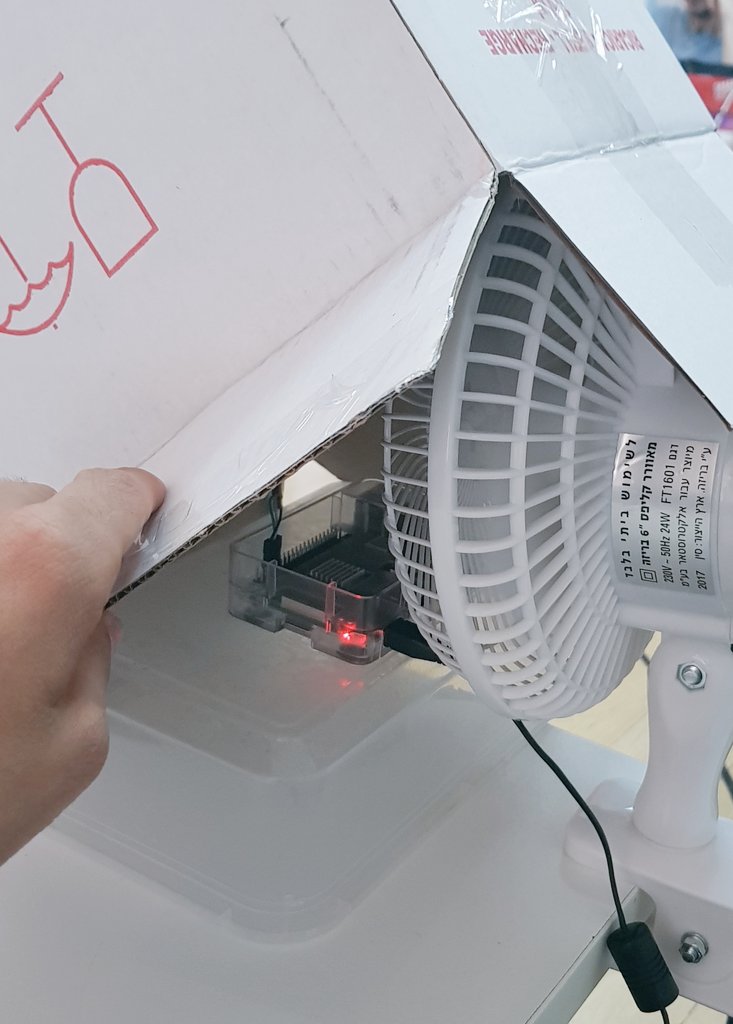 bemikre's tweet photo. Connect to kernel > CPU Overheat &amp; Shutdown > Finger burnt > Apply heatsink > CPU Overheat &amp; Shutdown > Finger #2 burnt > Improvise cooling construction > Up time over 9000! #windows #iot #core #RasPi3 #overheat #over9000 #diy #breeze https://t.co/qT7WbXjVIo