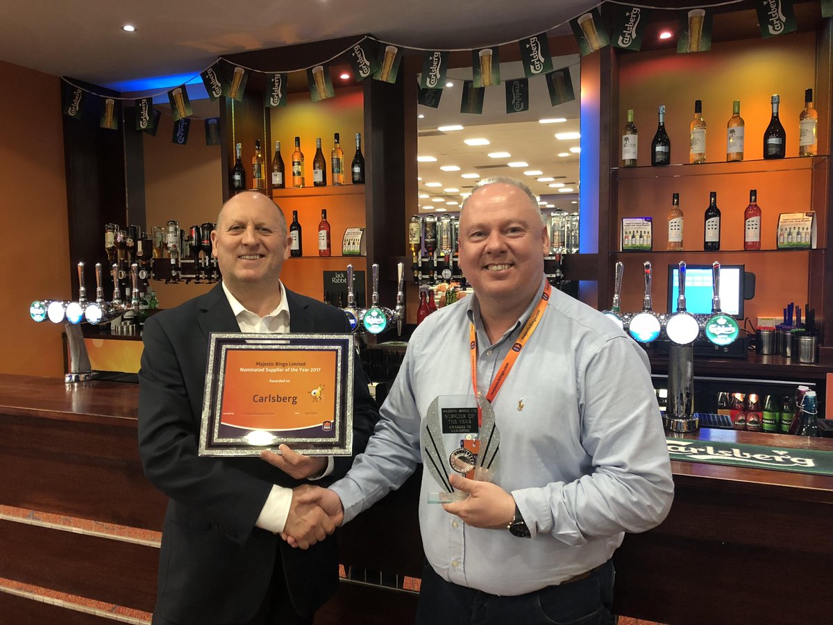 MajesticBingo's tweet photo. Andy Irving from @CarlsbergUK collects Best Key Supplier Award from our Managing Director Mark Jepp. Read the full story to find out why  ➡
 https://t.co/I1ChrPYEVN https://t.co/1lrPxAqhl6