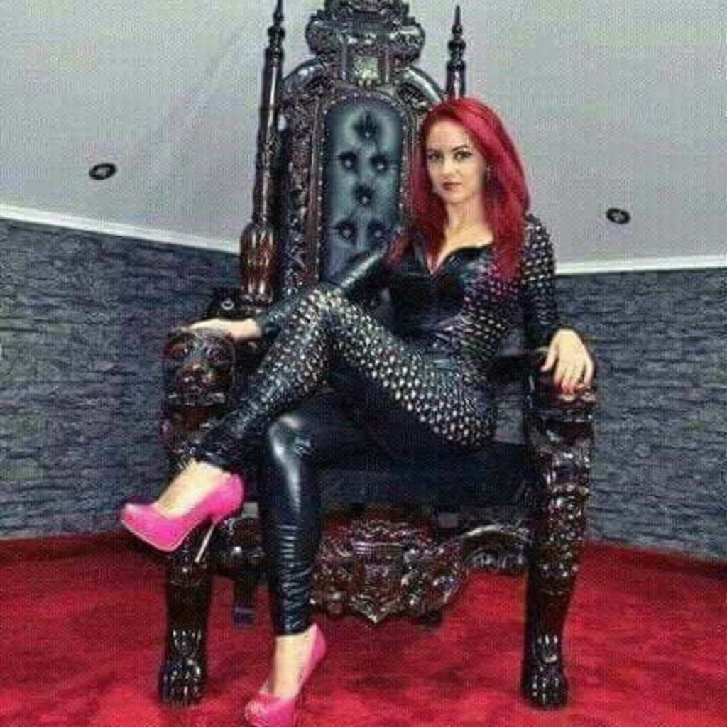 remrem11111's tweet photo. اذا أردت ان تعيش بسعاده كل ماعليك هو ان تصير خدامي ومطيع وتكون دايما تحت رجولي لاجل ان تحس بسعاده كبيره https://t.co/V0sUosZBFz