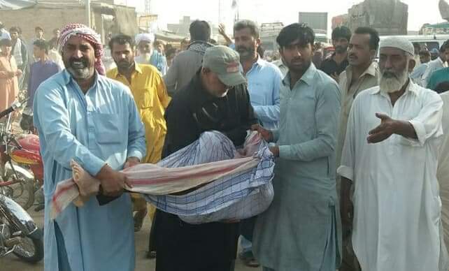 nsabbasiOff's tweet photo. عاصمہ جروار لا��کانہ کی بیٹی۔
ایمبولینس نہ ھونے کی وجہ سے اس حوا کی بیٹی کی لاش کو کس طرح لے جایا جا رھا ھے۔بلاول زرداری اس پر ٹوئٹ کیوں نہیں کرتے۔ یہ سندھ کا کوئی اور شہر نہیں لاڑکانہ ھے لاڑکانہ۔۔۔۔ https://t.co/qagVeRrsfR