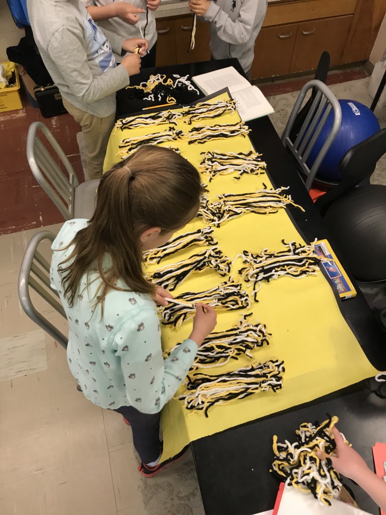 _AmandaFry's tweet photo. #BeNiceToBees are worker bees today!! @BretHarteElem @SCHEarthFest #service https://t.co/Uq6ZgimOvE