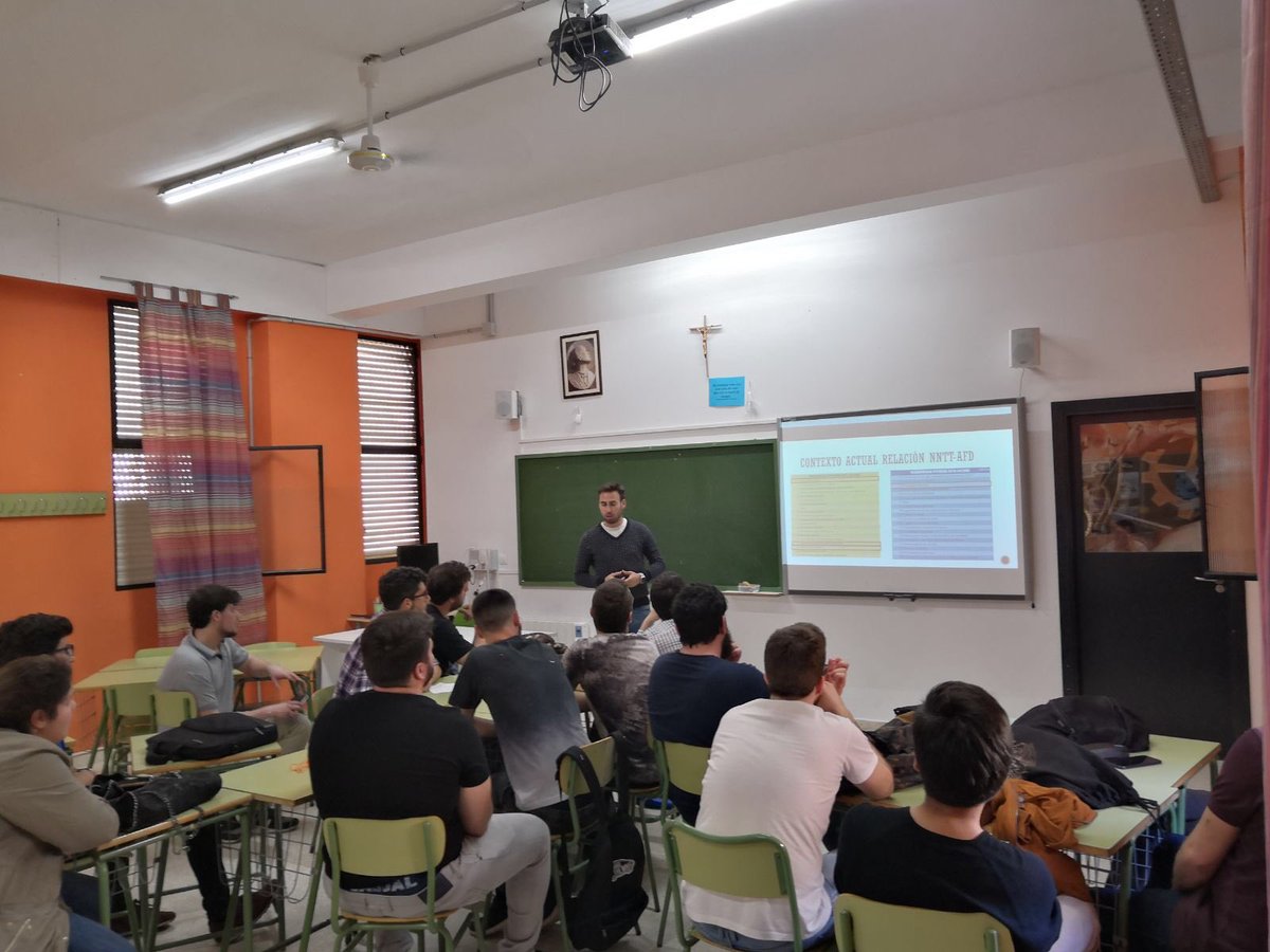 fpvedrunasev's tweet photo. Nuestro compañero de TSAAFD Borja de Alba @Borjadealba dando su #pildoraformativa sobre las APPs en el Deporte a los alumnos de #DesarrollodeAplicacionesMultiplataforma https://t.co/qSltK5aF3a