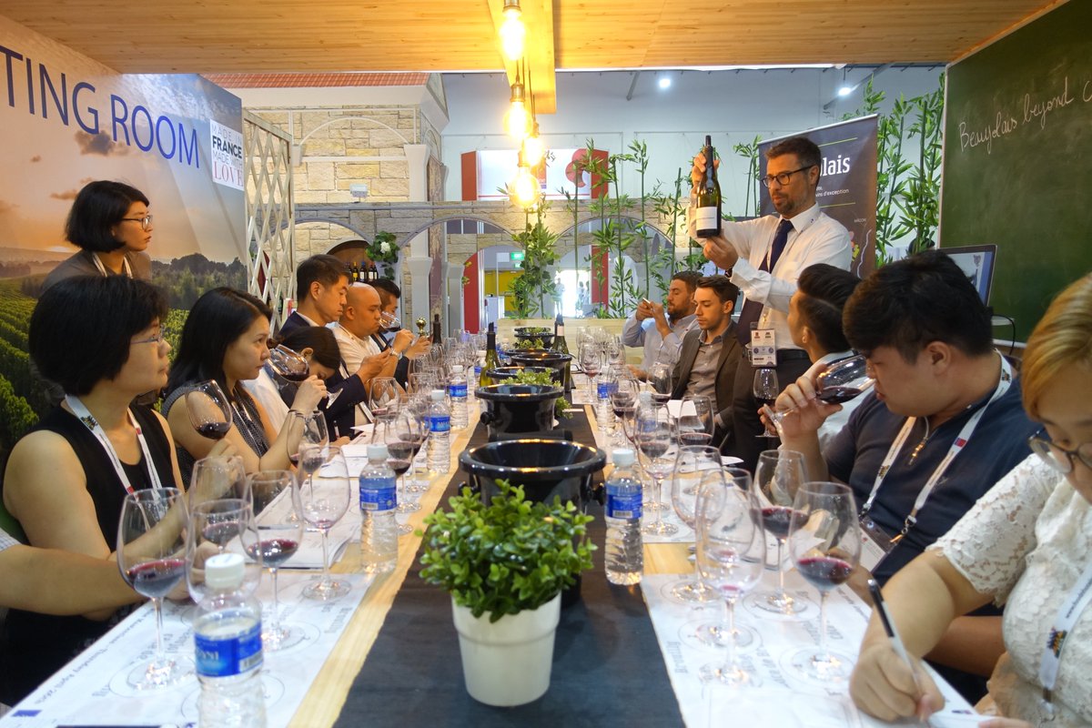 hlebail's tweet photo. Sessions de masterclass des @vinsbeaujolais à Prowine Asia Singapour. Bravo @BF_vins @BF_Singapour . #frenchwine #prowineasia https://t.co/EbuL6EhiU9