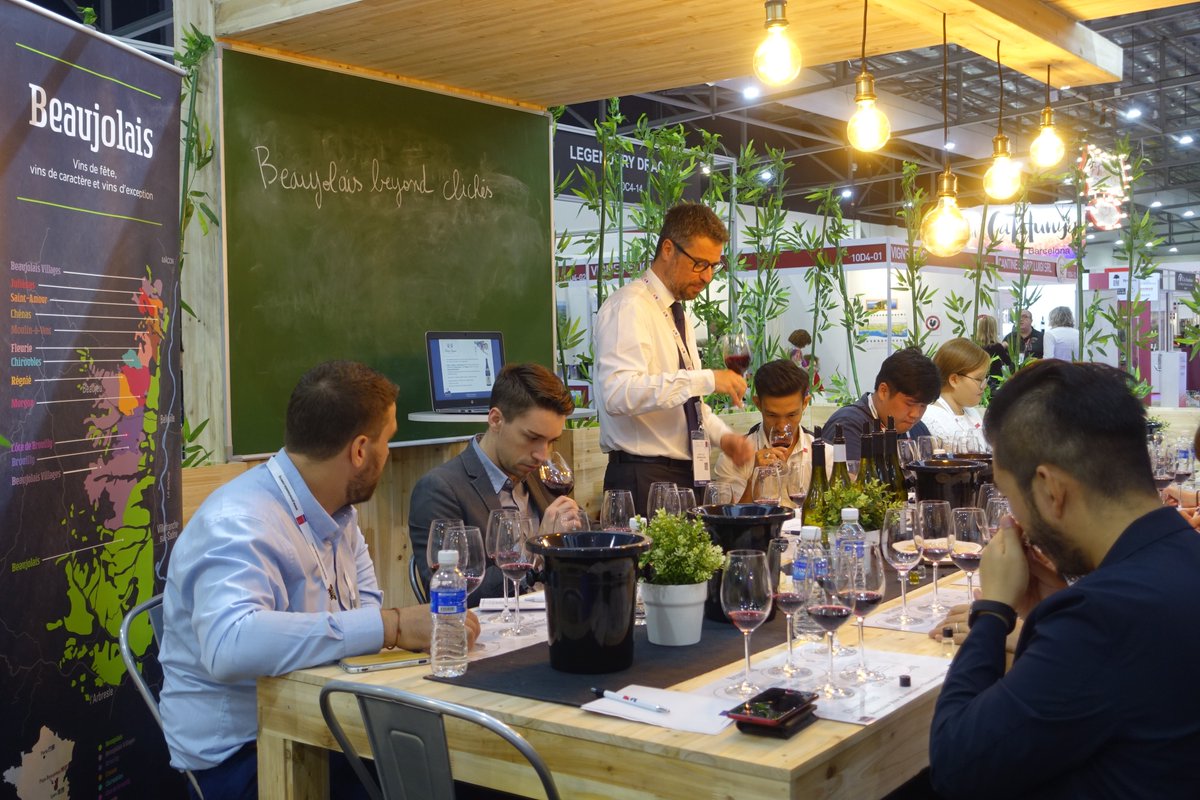 hlebail's tweet photo. Sessions de masterclass des @vinsbeaujolais à Prowine Asia Singapour. Bravo @BF_vins @BF_Singapour . #frenchwine #prowineasia https://t.co/EbuL6EhiU9