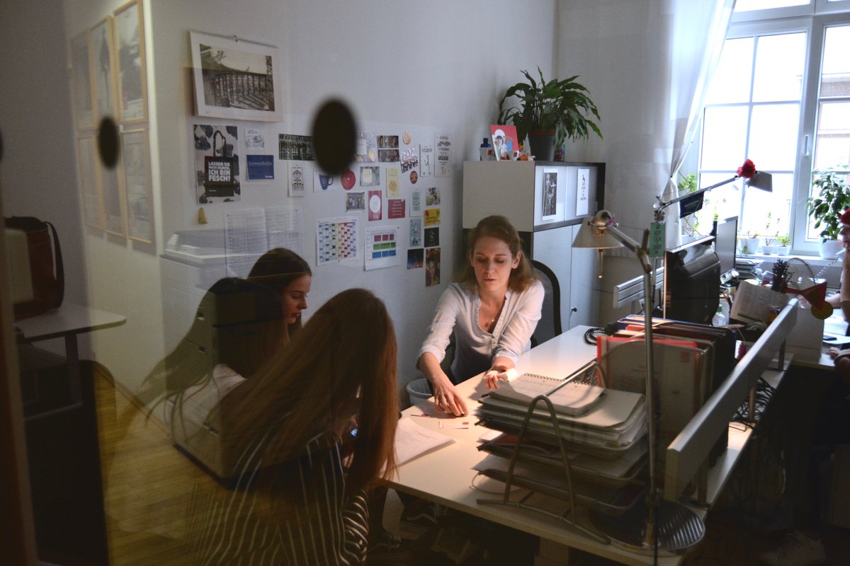 jewishmuseumVIE's tweet photo. How to plan a social media project like @MuseumWeek? Our social media manager Petra talked to the girls of today´s "Daugther´s Day" about the creative process of posting information on Twitter, Facebook or Instagram. #MuseumWeek #professionsMW #jmw #museum #toechtertag #wien https://t.co/DLZhp5KWHu
