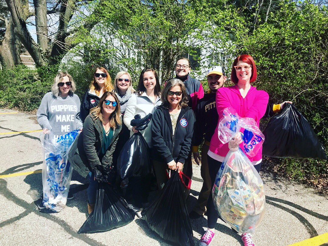 949WQMX's tweet photo. Rubber City Radio Group cleaned up our part of the world for Clean Up Akron month! ♻️🌎🌍🌏♻️ @K_Akron_B #DoBeautifulThings #KeepAkronBeautiful #KAB2018 #CUAM2018 https://t.co/CkFHqCEntc