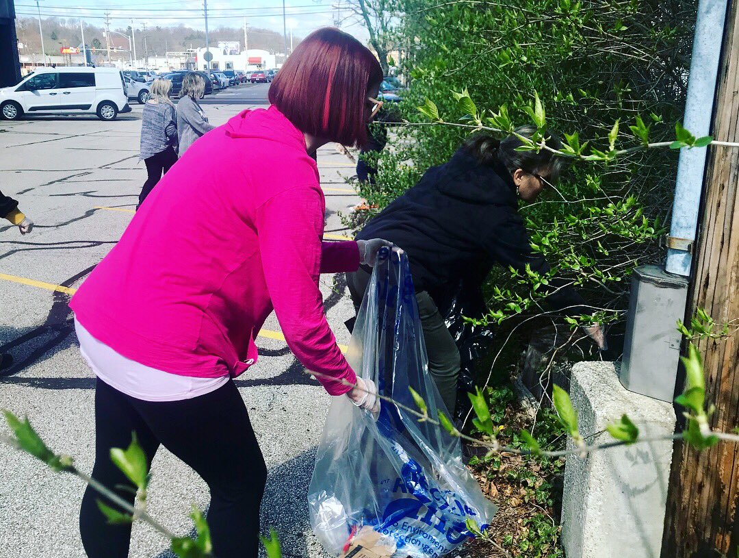 949WQMX's tweet photo. Rubber City Radio Group cleaned up our part of the world for Clean Up Akron month! ♻️🌎🌍🌏♻️ @K_Akron_B #DoBeautifulThings #KeepAkronBeautiful #KAB2018 #CUAM2018 https://t.co/CkFHqCEntc