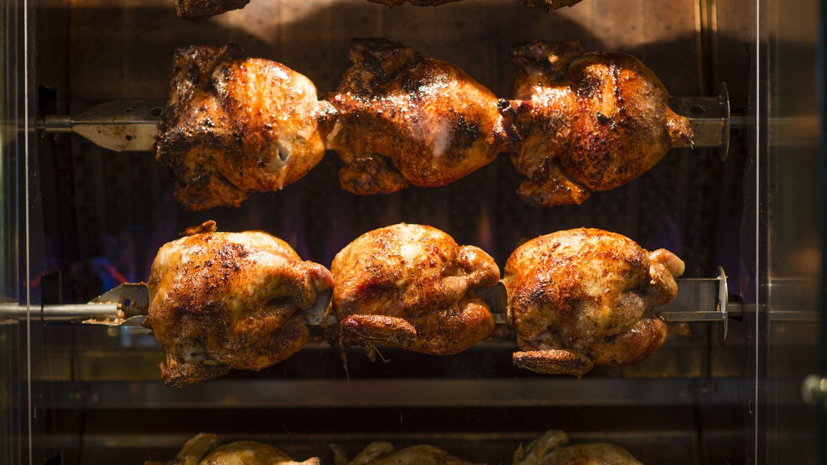 uwlacrossedine's tweet image. Can you smell what the kitchen is cooking?? 👃 😃 🍗 It's Rotisserie Chicken Day at Kitchen Classics! Stop in and fill your plate with homemade chicken, creamy mac &amp;amp; cheese, and your favorite veggies! You can use your maroon dollars or blocks! #kitchenclassics #chicken #theu