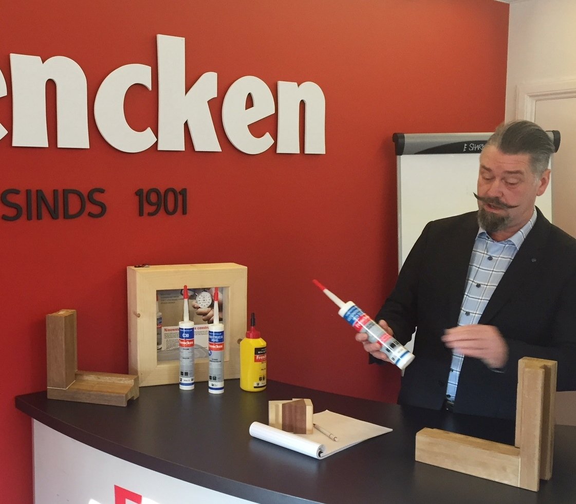 EvertIsken's tweet photo. De opkomst van Single Part Production heeft gevolgen voor de manier waarop gelijmde kozijnverbindingen kunnen worden beoordeeld. De BRL 0819 voldoet daar feitelijk niet voor, omdat de ondergrond voor verlijming verandert van hout in verf.   https://t.co/qUU2zAZtak https://t.co/XdCwJN08sm