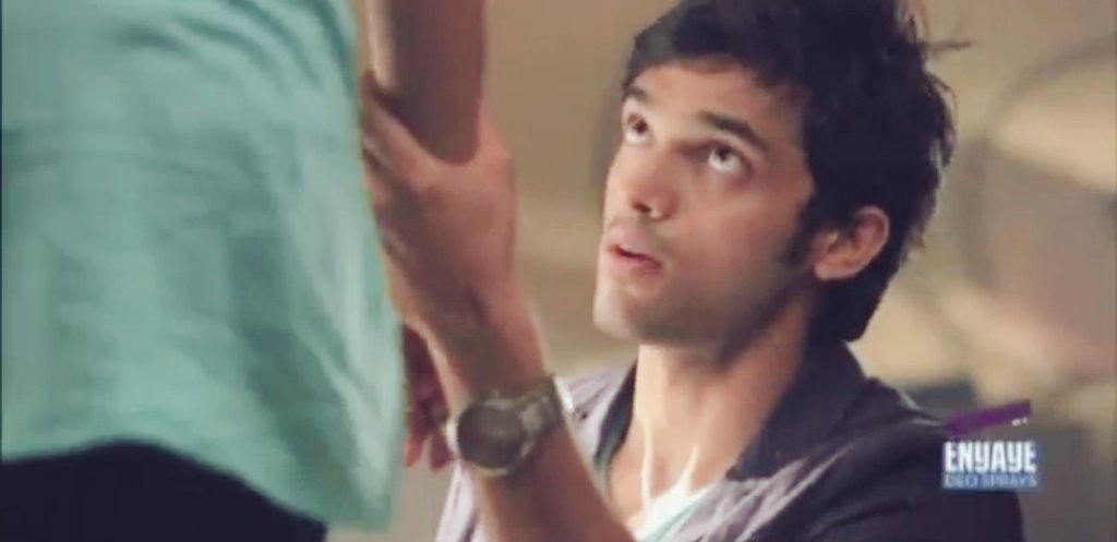 mitra_meghna's tweet photo. (Ep 30)
Nandini: Main girr jaungi.
Manik: Main hoon na. Trust me.

(Ep 201)
Nandini: Mujhe neend nahi aa rahi.
Manik: Main hoon na. 

{All about 'Trust'. 🌻} #KYYOnVoot https://t.co/8mLyoWuDon