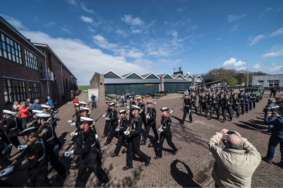 NLDA_DOSCO's tweet photo. Vandaag vierde het #KIM haar verjaardag. #Adelborsten liepen samen met #cadetten van de #landmacht en #luchtmacht de traditionele mars door Den Helder. Voor de cadetten was dit de eerste keer. De cadetten van de KMA volgen een technische bacheloropleiding in Den Helder #NLDA. https://t.co/rrSJryQOcC