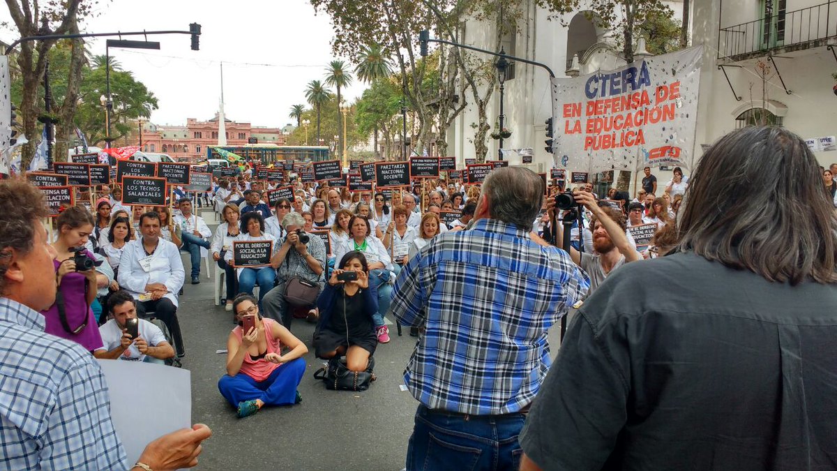 SUTEBAProvincia's tweet photo. "No tenemos que resignarnos a que la escuela pública sea la escuela de los pobres para formar mano de obra barata. Queremos una escuela que forme derechos. ¡Seamos capaces de rebatir las ideas de esta clase dominante berreta!" @HugoYasky en #SentadaDocente https://t.co/YwurfKVZHS