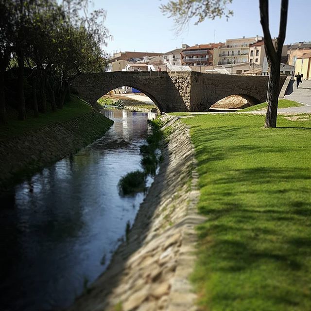 pix0rize's tweet photo. Passeig Josep Brufau #agramunt i el pont romànic #agramunt #bridge #stonebridges #igersagramunt #revistasio https://t.co/1GjbM8UZDW https://t.co/AmYBbYyzT0