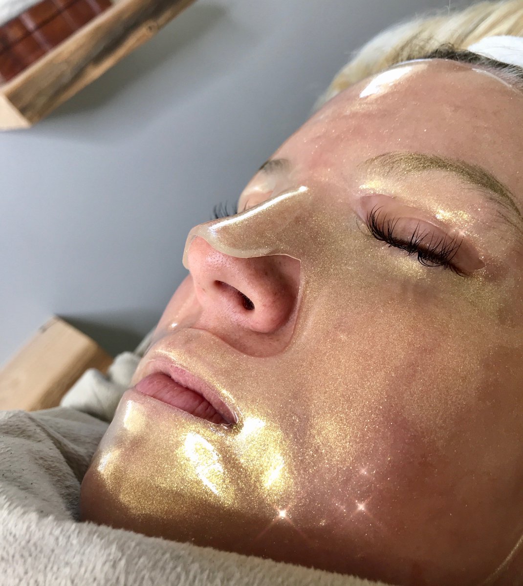 xo8mask's tweet photo. We love when lifestyle and beauty bloggers get a hold of our XO8 Placenta Stem Cell Mask. @lilly_llscene  of @llscene   ​, just turned 30 and anti-aging is now a priority. "My skin has never glowed as much as it does now. #xo8cosmeceuticals #xo8mask #xo8serum #xo8 https://t.co/nbtryXlrf3