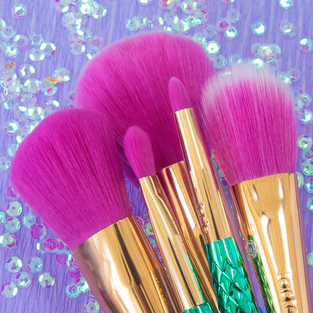 tartecosmetics's tweet photo. Swish, swish fishπ§ββοΈπ Another one in the basket π Grab our fluffy #VEGAN minutes to mermaid brushes set NOW on https://t.co/vHB7ZKl79b & @Sephora! #crueltyfree #rethinknatural #makemermaidwaves #tartemermaid https://t.co/ZW3CzI6o5T