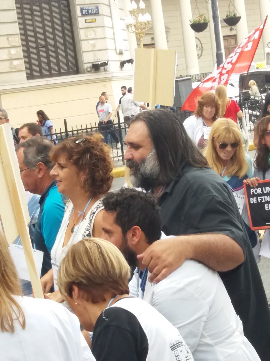 SoyBrigitteTw's tweet photo. #BuenasTardes
#BuenJueves
#JuevesIntratable
#AnimalesSueltos
#ParitariaNacionalDocente
Miren @Mongopicho2 y
@osvaldogonzalo acá estoy cubriendo la #SentadaDocente para ustedes a puro chori y show en vivo.. a un metro de Robi Baradel 🙄
Este país es una joda 😒👇 https://t.co/fKDc55WCK1