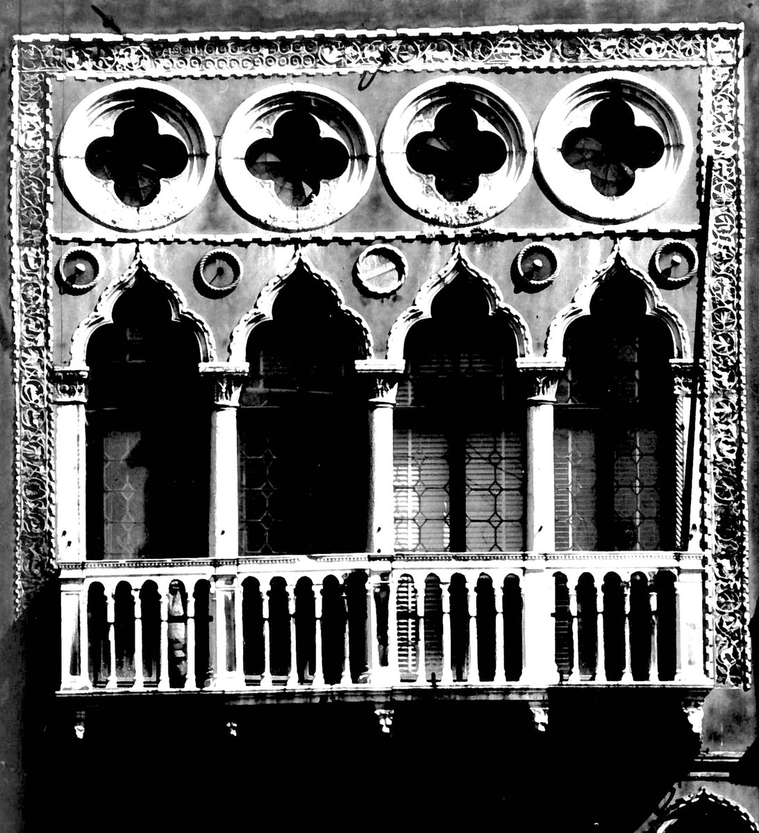 CaseyDesignPlan's tweet image. Detail façade shots of the four-light window with trefoiled arches at the Palazzo Sagredo on the Grand Canal. 
#gothicstyle #venice #classicarchitecture #blackandwhitephotography #europe #wanderlust #travel