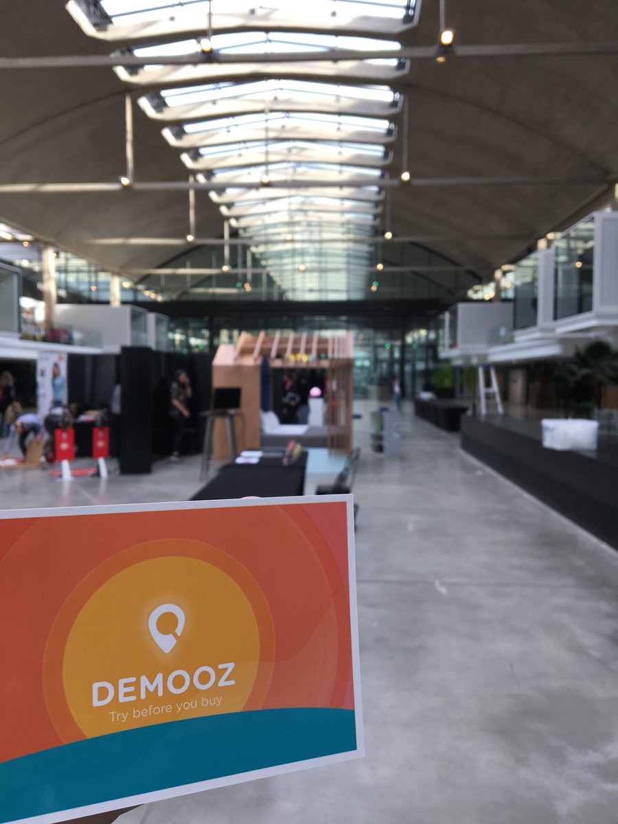 Demooz_Fr's tweet photo. Les derniers préparatifs sont en train d’être mis en place. Nous on est carrément prêt pour ce MeetUp exceptionnel ! On retrouve qui ce soir? #MeetupDemooz https://t.co/gjA1dwkrzZ