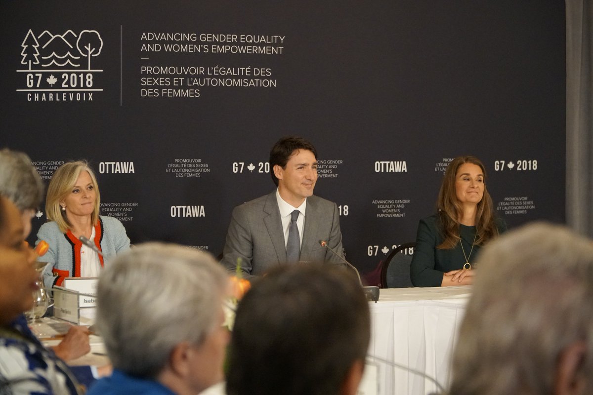 G7fr's tweet photo. .@PMcanadien et @G7Sherpa discutent avec des membres du Conseil pour s’assurer que les résultats du #G7Charlevoix font la promotion de l’#égalitédessexes et de l’autonomisation des femmes. https://t.co/s9vy0SMkl7