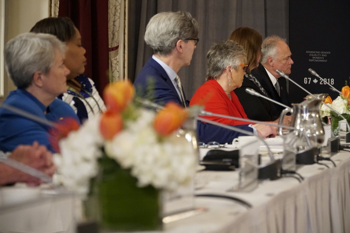 G7fr's tweet photo. .@PMcanadien et @G7Sherpa discutent avec des membres du Conseil pour s’assurer que les résultats du #G7Charlevoix font la promotion de l’#égalitédessexes et de l’autonomisation des femmes. https://t.co/s9vy0SMkl7