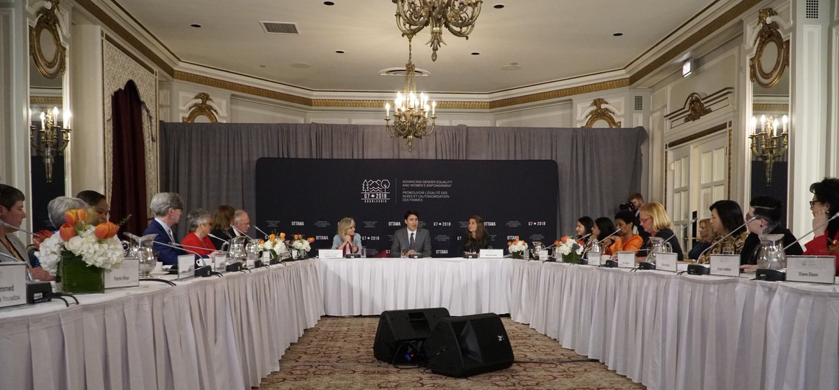 G7fr's tweet photo. .@PMcanadien et @G7Sherpa discutent avec des membres du Conseil pour s’assurer que les résultats du #G7Charlevoix font la promotion de l’#égalitédessexes et de l’autonomisation des femmes. https://t.co/s9vy0SMkl7