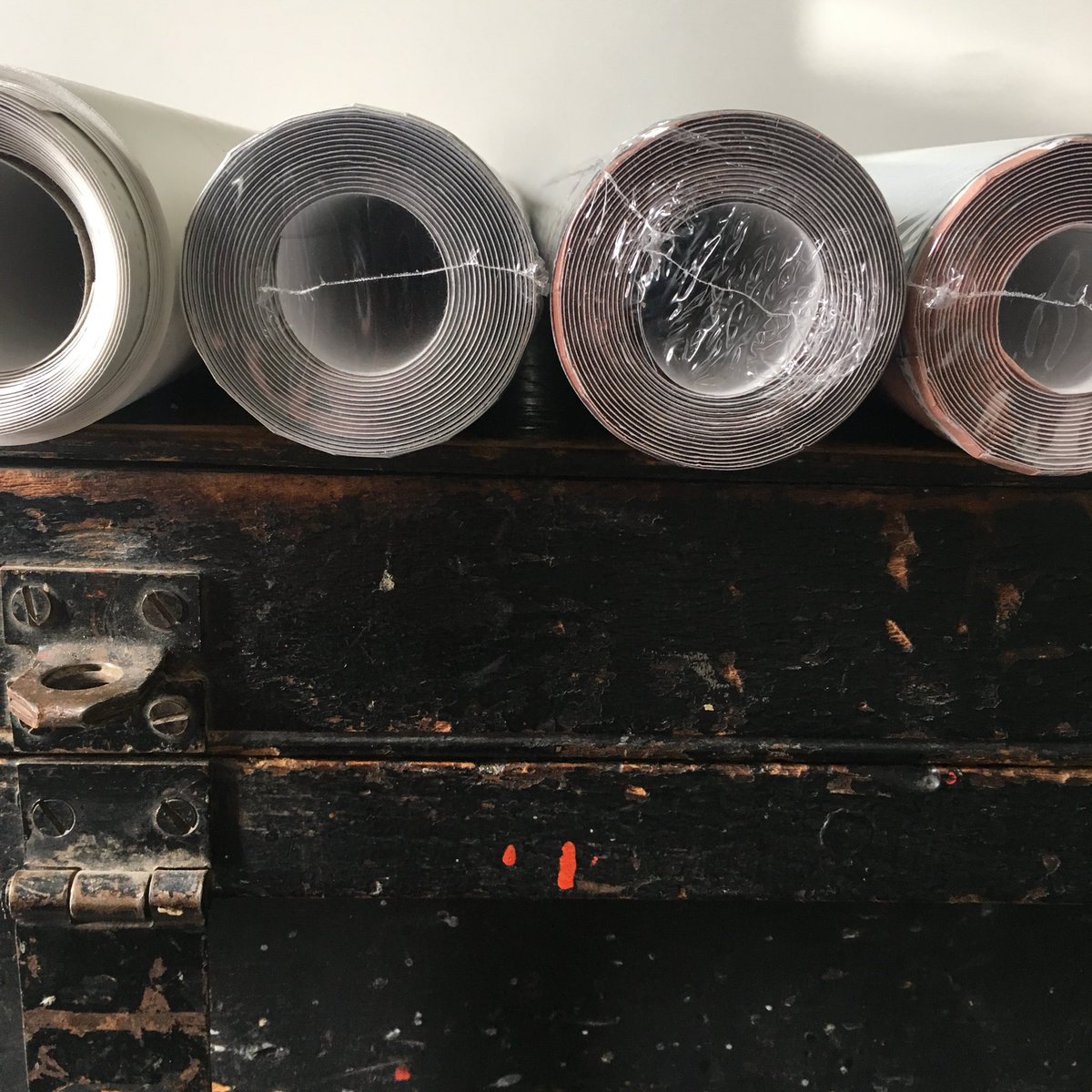 Call me crazy, but there is something so satisfying about opening a boxed delivery when these little circular beauties are looking back at you 😍 
.
..
#wallpaper #wallpaperlove #homeinspo #homedecor #interiors #interiorstyling #interiordesign