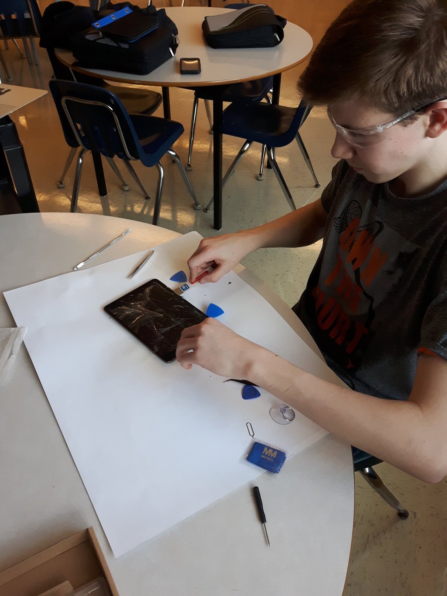 MrBolandspage's tweet photo. We got a couple of our grade 9 students here getting a early start on robotics club. Russell and Tyler are learning how to fix iPads! @SPJHPythons #valuableskills #problemsolving #learningasyougo ๐โจ๐ค https://t.co/aEE6oAPYz7