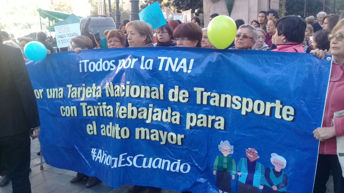 KarolCariola's tweet photo. Hoy fuimos a la moneda a dejar a @sebastianpinera el proyecto de ley q presentamos hace 4 años para rebajar la tarifa en TODO el transporte público a los #AdultosMayores ya logramos aumentar cobertura en el metro, pero no es suficiente ya que no todas las comunas tienen metro!! https://t.co/XFTcuAuTAy