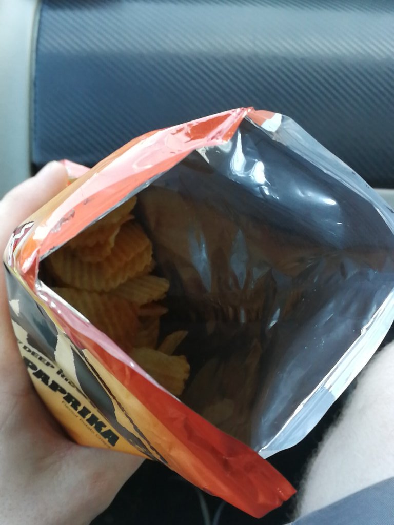 Hawkins_Seb's tweet photo. Pathetic amount of crisps.. @walkers_crisps https://t.co/aaf680dEYJ