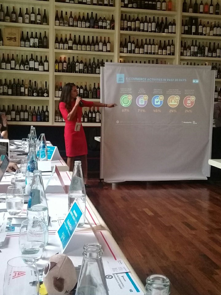 RossanaCodas's tweet photo. #LatamDigital @HootsuiteLatAm  en Argentina, tenemos que escuchar a las redes sociales @fernandaubidia https://t.co/jHtwR0I81J