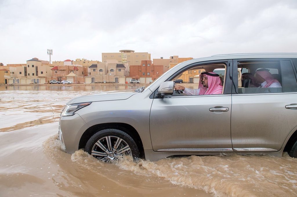 Swaileem's tweet photo. الامير الدكتور فيصل بن مشعل بن سعود امير منطقة #القصيم يتفقد بعض أحياء مدينة #بريدة المتضررة أثر العواصف الترابية والأمطار الغزيرة https://t.co/OL4gxRCRID