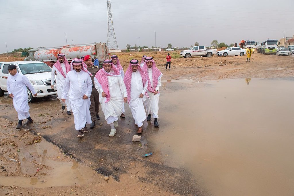 Swaileem's tweet photo. الامير الدكتور فيصل بن مشعل بن سعود امير منطقة #القصيم يتفقد بعض أحياء مدينة #بريدة المتضررة أثر العواصف الترابية والأمطار الغزيرة https://t.co/OL4gxRCRID