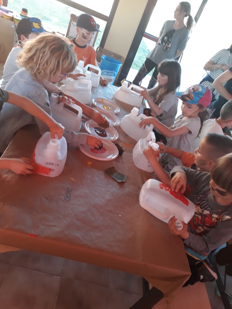 amatitarga's tweet photo. Avions i Torre de control estem fent un taller de màscares africanes!
#amatitarga #colonies2018 https://t.co/sTAGJDksnw