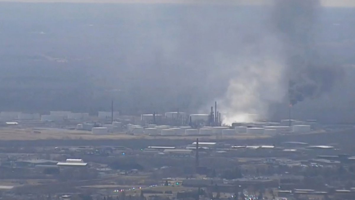 WATCH LIVE At least 20 reported casualties after massive oil refinery explosion in Wisconsin bit.ly/2KikvUT?utm_so… https://t.co/Dcp0IZNj4P