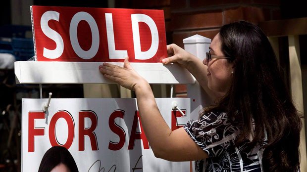 CP24's tweet photo. Canada's housing industry is still highly vulnerable to market instability: CMHC https://t.co/3pWKlkEcuL https://t.co/ZbjR5euwi3