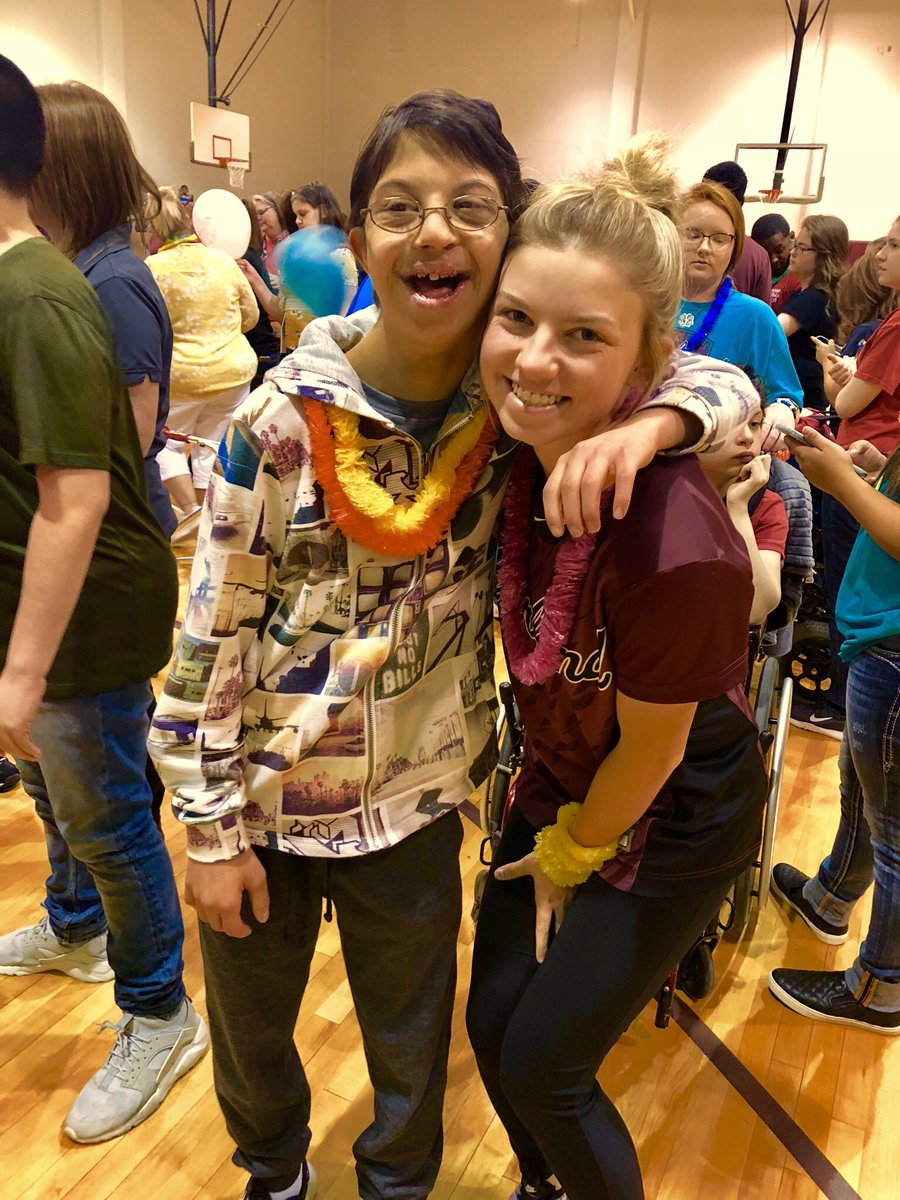 Kaylee_buckk's tweet photo. This kids are the absolute best part of my day, so blessed to be a peer buddy!! Especially love anas for being the cutest ever:)))) https://t.co/uvB1e6cZoB