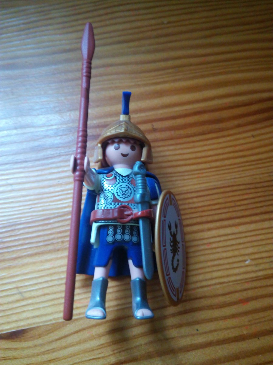 Ja podeu veure un maniquí en primícia de l'uniforme que lluiran els nostres armats i manaies a les processons de Sant Esteve de les Roures...què us sembla? us agrada?