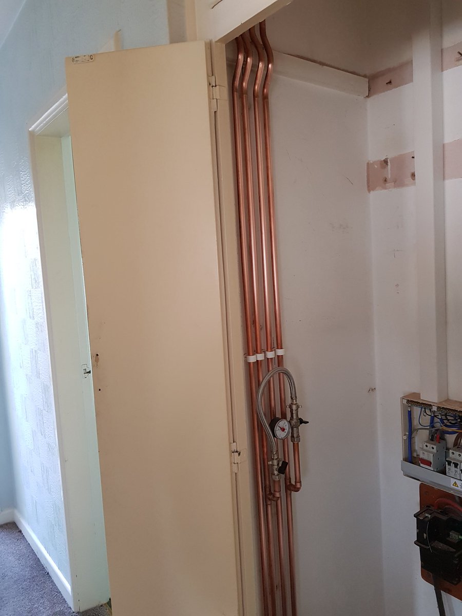 ChrisMeridian's tweet image. @vaillantuk @SpirotechUK @Stelrad @IMIHydronicUK  A new installation finished today a full heating that's nearly killed me now for a long weekend with the kids @LEGOLANDWindsor 
Vaillaint VRC 700 and Eco tec plus 832 with rads. Done 👍🏼
#Spride #Advance