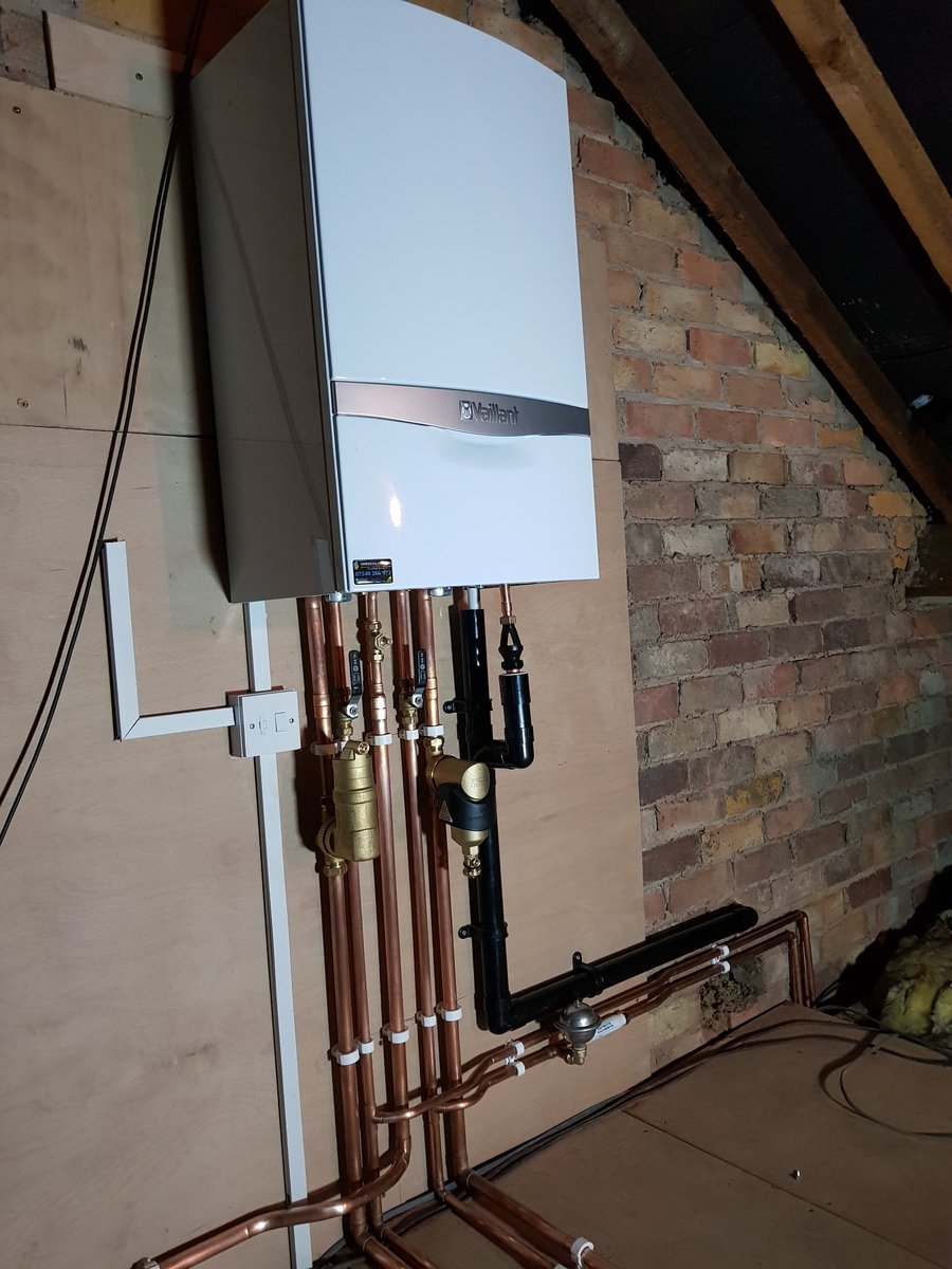 ChrisMeridian's tweet image. @vaillantuk @SpirotechUK @Stelrad @IMIHydronicUK  A new installation finished today a full heating that's nearly killed me now for a long weekend with the kids @LEGOLANDWindsor 
Vaillaint VRC 700 and Eco tec plus 832 with rads. Done 👍🏼
#Spride #Advance