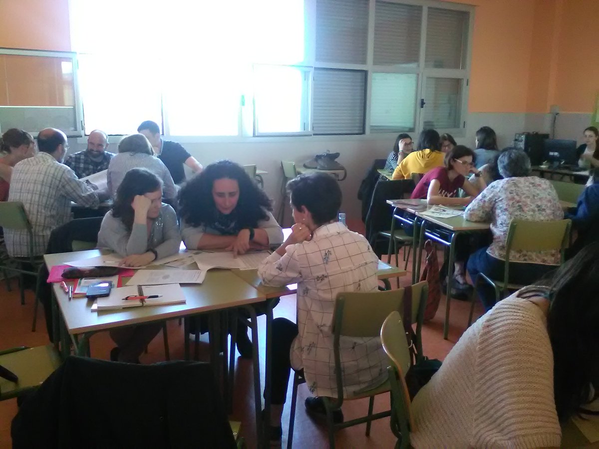 MaryGomezBenito's tweet photo. La evaluación es una parte esencial de un proyecto de #ApS. Aprendiendo como evaluarlo... #profesrioja #cifelarioja https://t.co/5QFTGjBM38
