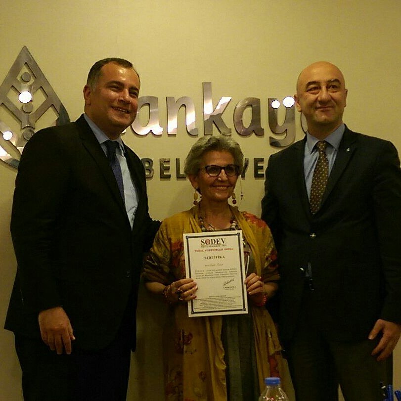 Twltter26445690's tweet image. #Sodev Yerel Yönetimler Eğitimimizi tamamladık.. Sertifikalarımızı sevgili @#ÇankayaBelediyesi Başkanımız @AlperTasdelen06 &apos;in elinden aldık.. Mutluyuz.. @ZmeltemZ @ANecatiKocak Teşekkürler