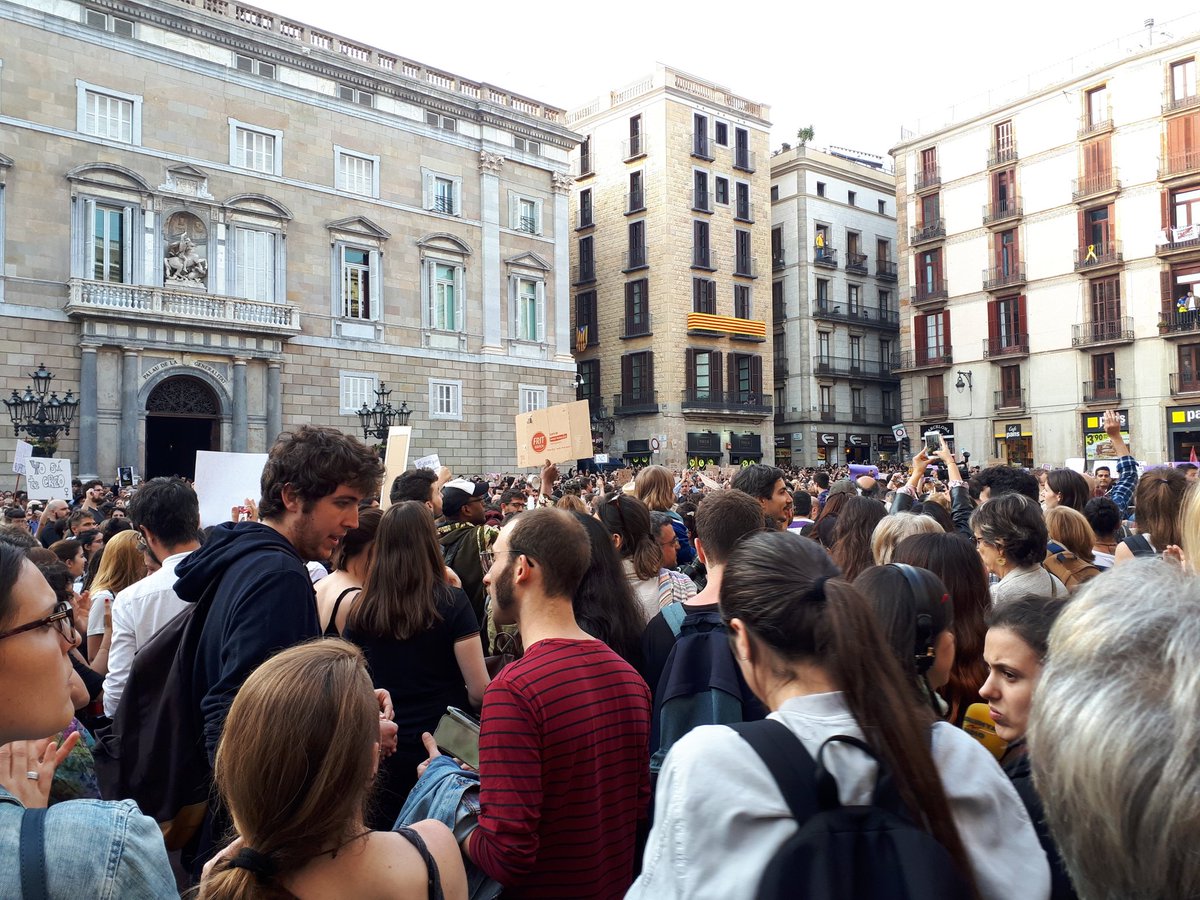 Davant la violència institucional, mediàtica i judicial: autodefensa feminista, la por ha de canviar de bàndol! Nosaltres sí que som la manada, fem caure aquest estat patriarcal i construïm una República feminista! No és un abús! És una violació!