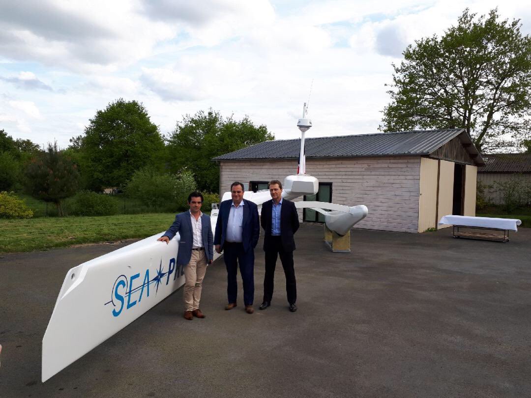 Présentation en Mayenne de la Mission #SphyrnaOdyssey ! Les trois fondateurs Bertrand de Lesquen <a href="/MarineOceans/">Marine & Océans</a> Pierre-Marie Lemer <a href="/LemerPax/">Lemer Pax</a> et Fabien de Varenne aux côtés du #Sphyrna pour l’occasion !