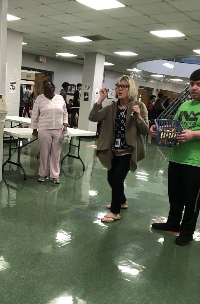 MsSikich's tweet photo. Mrs. Barnes from @SCOPESSLCMS came over to chuck some ducks during lunch today! @BarnesMoOpts #WeAreMehlville #msdr9 #quackquack https://t.co/KN7AnW6DJ8