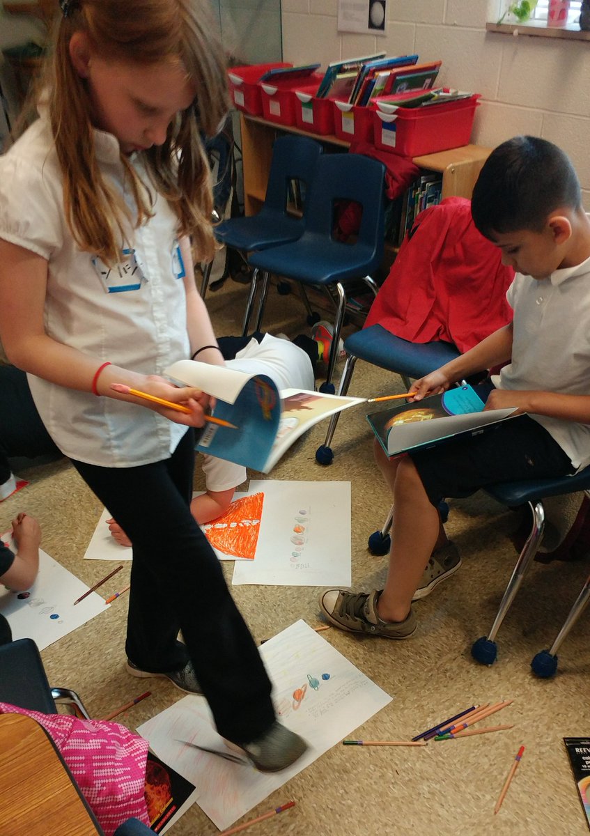 scienceatspeas's tweet image. Gr3 Bees researching fun facts &amp;amp; drawing our solar system. "To Pluto or not to Pluto, that is the question!" 😏😉😏 @SpeasGlobal #ExpModelDemo