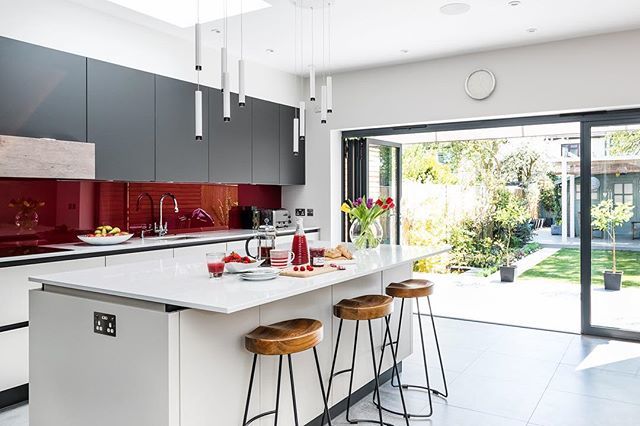 A different view of this kitchen, this time towards the very pretty garden. Styled and photographed by me for @kitchenrevolutions #veronicarodriguezphotographer #interiorphotography #interiordesign #kitchendesign #kitchendecor #greykitchen #greykitchenca… ift.tt/2HV5Xwf