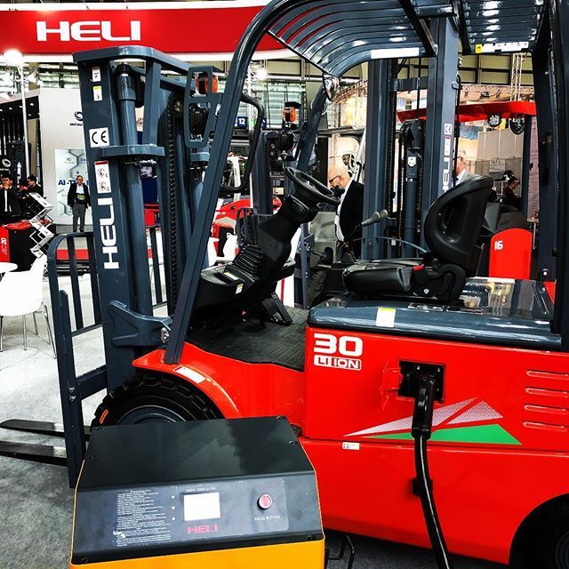 HELI_STAPLER's tweet image. Auch der neue #lithium #gabelstapler darf auf der #cemat2018 nicht fehlen. Für weitere Informationen, besuchen Sie uns noch morgen in #halle26 
#heli #gabelstapler #mannheim #forklift #cpd25 #lithiumion #hannover #hannovermesse #cemat #liftingthefuture #… ift.tt/2r1G18B